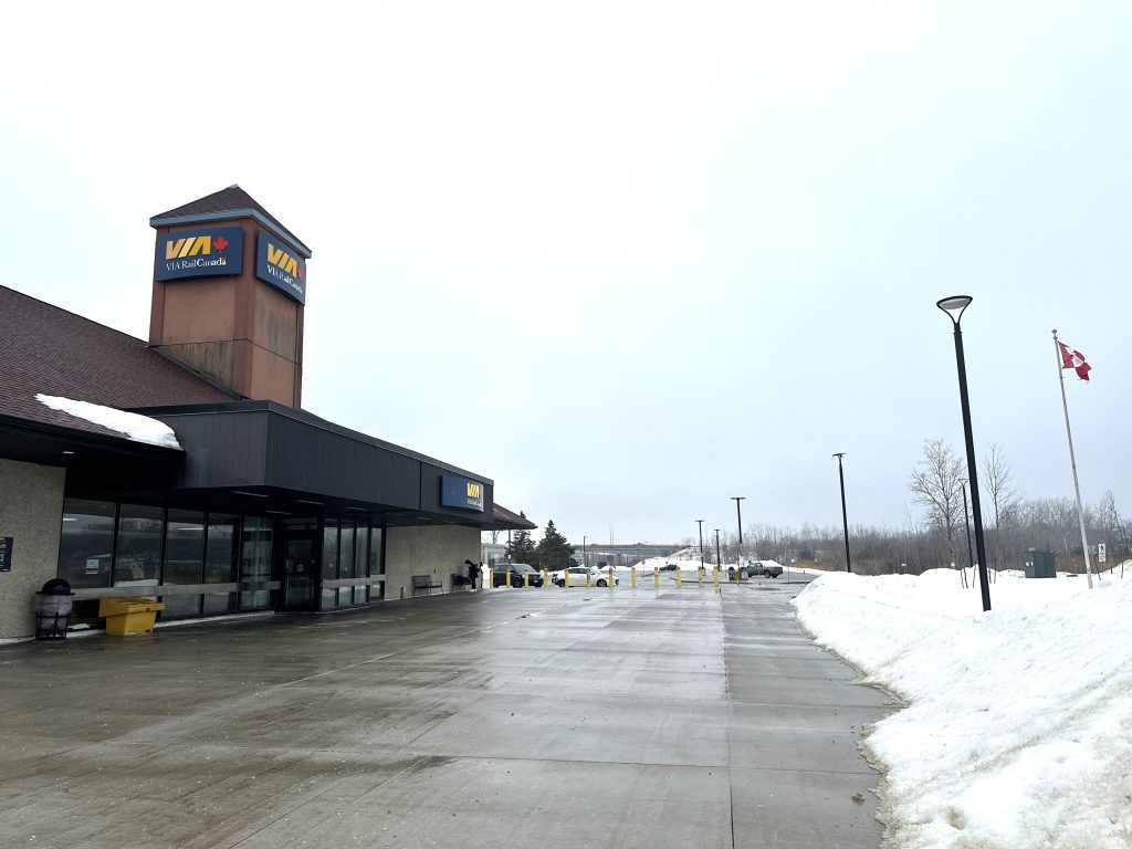 Picture of Kingston's VIA Rail station from the outside.